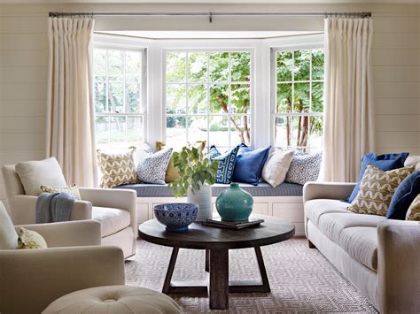 How to Arrange Furniture in a Small Living Room with a Bay Window: A Symphony of Space and Light