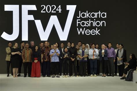 Jakarta Fashion Week: Una Esplosione di Creatività Indoneisiana e l'Ascesa di Martha Tilaar