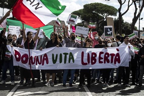 La Protesta del 2022: Un grido di libertà contro il regime iraniano